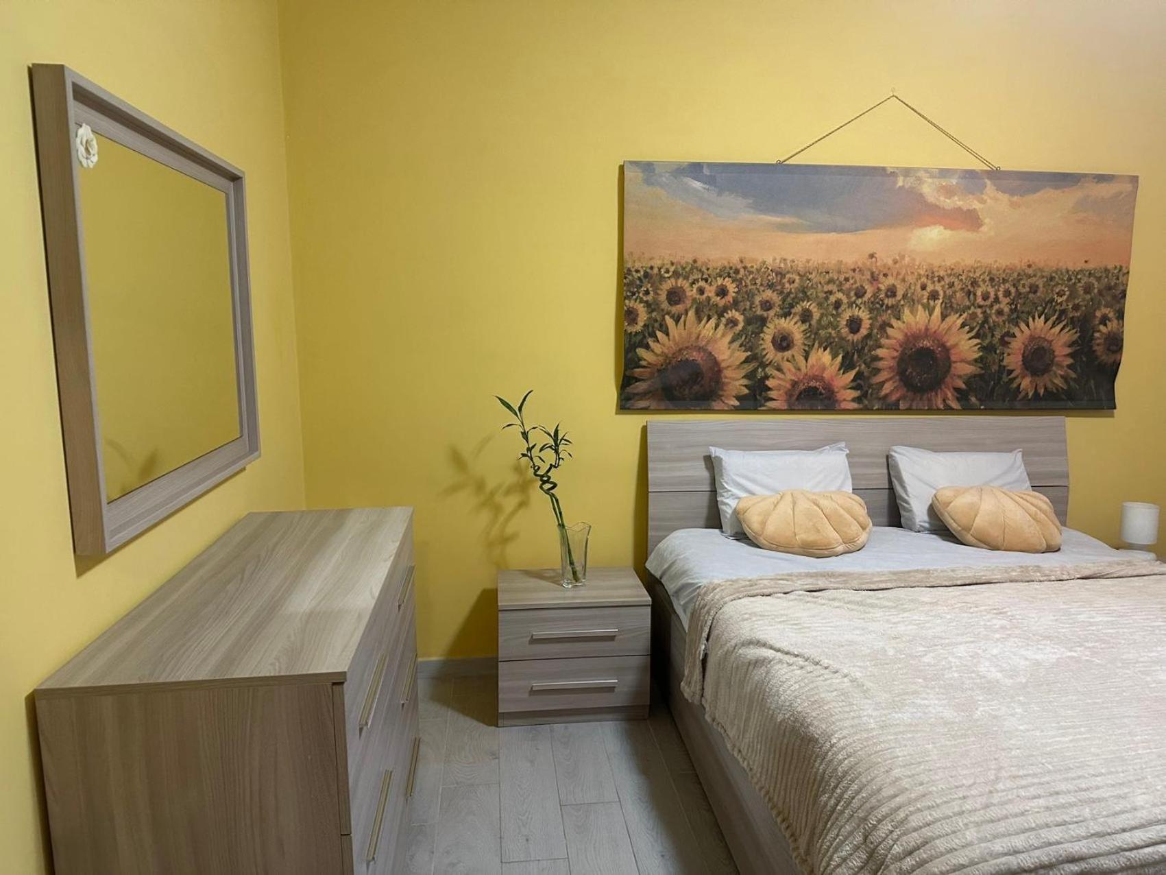 Sunflower Apartment Rom